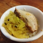 支那麺 はしご - サービスご飯に、麺のチャーシューを乗せ、卓上の千切り沢庵もたっぷり乗せて食べるのが好き♥