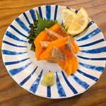 曙町 場内酒場 - サーモン刺し