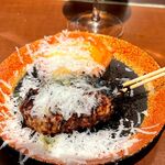 サカバダアレグロ - 自家製サルシッチャ串焼き月見チーズタレ
