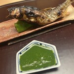 徳ㇵ本也 - 鮎塩焼きと万願寺唐辛子