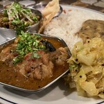 カリル - 2025.10.11 (土)    ２種盛（塩チキンカレー＆ビーフとグリンピースのキーマカレー）　1600円（税込）