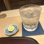 徳ㇵ本也 - 白州ハイボールに、わがままで酢橘を追加