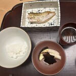 徳ㇵ本也 - 京丹後のはたはた一夜干し焼き、
      　ご飯、香の物、味噌汁
