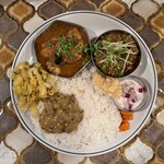 カリル - 2025.10.11 (土)    ２種盛（塩チキンカレー＆ビーフとグリンピースのキーマカレー）　1600円（税込）