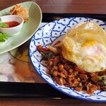 スパイシーマーケット 坂井店 - ガパオライス生春巻き唐揚げセット