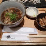 つけ蕎麦 恵比寿初代 有楽町店 - つけ汁、薬味、牛蒡の素揚げ