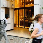 渋谷の日本酒ダイニング sakeba - 20251009ビルエントランス（1F）