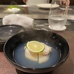 鉄板焼コルザ - 鰹の一番出汁でお椀仕立てにしていただきます