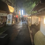 かしら屋 - 向かいには高級店があって、このギャップがまたおもしろいです