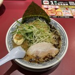 丸源ラーメン - 料理写真:熟成醤油とんこつドッカンねぎ入り 黒 1034円（味玉 165円）