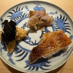 佐野鮨 - 上から時計回りに、
      あじ、梅とわさびと大根おろし　◎
      きんき
      平貝とあん肝　◎◎
      最高のつまみセット♪