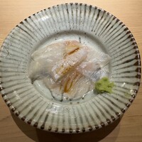 佐野鮨 - ひらめ昆布締め　◎◎
                      凝縮した旨みの一品目、口に入れた瞬間にぐっと気持ちを掴まれる