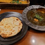 323160166 - 黒ゴマポークカレー&チーズクルチャ