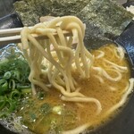 三代目無邪気 - 麺は中太縮れ系