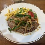 星菓子 - 厚めに切られた牛肉とピーマン/タマネギとで焼かれた牛肉版「生姜焼き」。食べ応えあり！