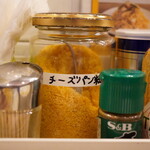 スパゲッティスタンド カルボ - 卓上のチーズパン粉