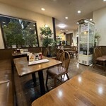 星菓子 - 玄関を入り、右手奥のテーブル席からの一枚。