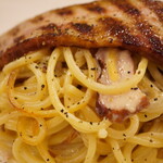 スパゲッティスタンド カルボ - 焼き上げたパスタに絡むカルボソース