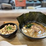 えびそば 緋彩 - 鶏豚（トリトン）＋炙り鶏マヨ丼