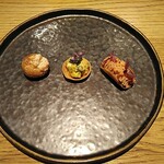 フロレゾン - 前菜　三者三様、左がサワークリームのような爽やかさ、真ん中は貝の旨み、右は蟹のパワフルな感じです。