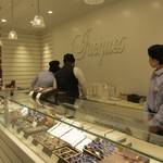 ジャック - お店は岩田屋本店の地下２階にありますよ。
      