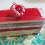 ジャック - デリスオフランボワーズ４７１円、フランボワーズの酸味の効いた軽い口どけの良さの中に香りの広がるバタークリームケーキです。
      