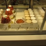 ジャック 岩田屋店 - 頭のショーケースの中には大濠のお店同様に素敵なケーキが並びます。
                                