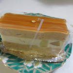 ジャック - ジャック４５１円、バニラの香るキャラメルムースと洋ナシのムースを組み合わせたケーキ、蜂蜜で煮た洋ナシのみずみずしい食感がアクセントのこの店の名前がついた大塚シェフ自慢のケーキです。
      