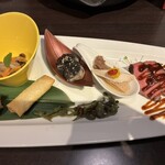 山人 - 1人分の前菜品々にスポットライトを当てると...