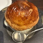 山人 - 地産バクロウ茸のパイ包み焼き。クリームソースは