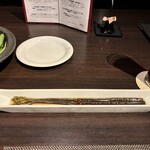 山人 - 箸休め的に登場した地元の蕨の一本漬け