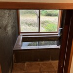 山人 - 源泉掛け流しの内風呂は充分な大きさ