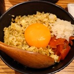 里葉亭 - フライライス（普通盛り。卵黄乗せ）