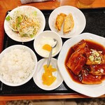 台湾家庭料理 福苑 - 注文品の全容です。サラダも餃子も杏仁豆腐も付いてます。