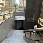 323174605 - 階段で降りていく