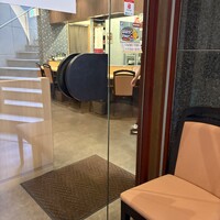 鉄板焼にし緒 - ここが入り口です。右奥にカウンター