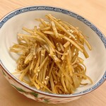 割烹 白鷹 - 箸休めにキンピラ牛蒡をいただきました。シンプルなこれが抜群に美味しい