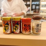 割烹 白鷹 - 牛スジ煮込みには四種類の薬味から、舞妓はんひぃ〜ひぃ〜、と七味を選択