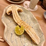 割烹 白鷹 - 長い一本の半分を炭火焼きでいただきます。塩と酢橘でハムハムハム（＾◇＾）