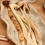 割烹 白鷹 - 炭火で焼いた松茸を手で裂いていただきました