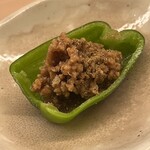割烹 白鷹 - 生のピーマンに炒めた挽肉をトッピング。美味い！
