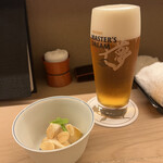 割烹 白鷹 - 生ビールとお通しの柿の胡麻和え