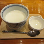 魚虎 - 自家製杏仁豆腐(レモン)、添えられたレモンソースをかけていただく