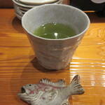 魚虎 - 食後の熱々のお茶、美味しいですよ～