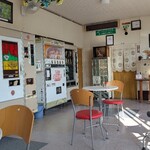 コインレストランかわもと - イートインスペース。テーブルにはこしょうと七味が。