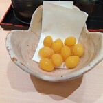 魚寅鮨 - 銀杏の素揚げは粒が大きいです。けっこう食べてから撮ったので、実際はもっとありました