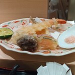 魚寅鮨 - 天ぷらのハーフ。エビ、キス、シイタケ、カボチャ、さつまいも