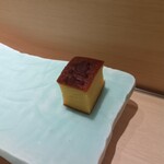 魚寅鮨 - デザートの卵焼き。カステラよりも好きです。これを作る手間暇を考えると一口では食べられない