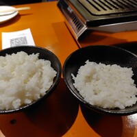 ANIKU produced by 新井屋 - 右が小ライス。本当に少ない。左は中ライス。