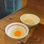 Ramen FeeL - 追加トッピングの名古屋コーチン生卵¥150、サワークラウト¥120